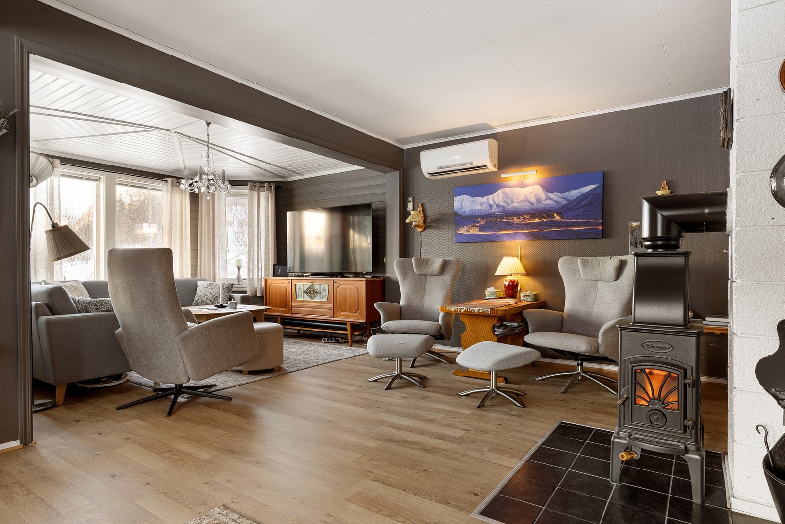 Rommet har god plass til både sittegruppe og spiseplass, og vedovnen bidrar til en lun og hyggelig atmosfære. Galleribilde