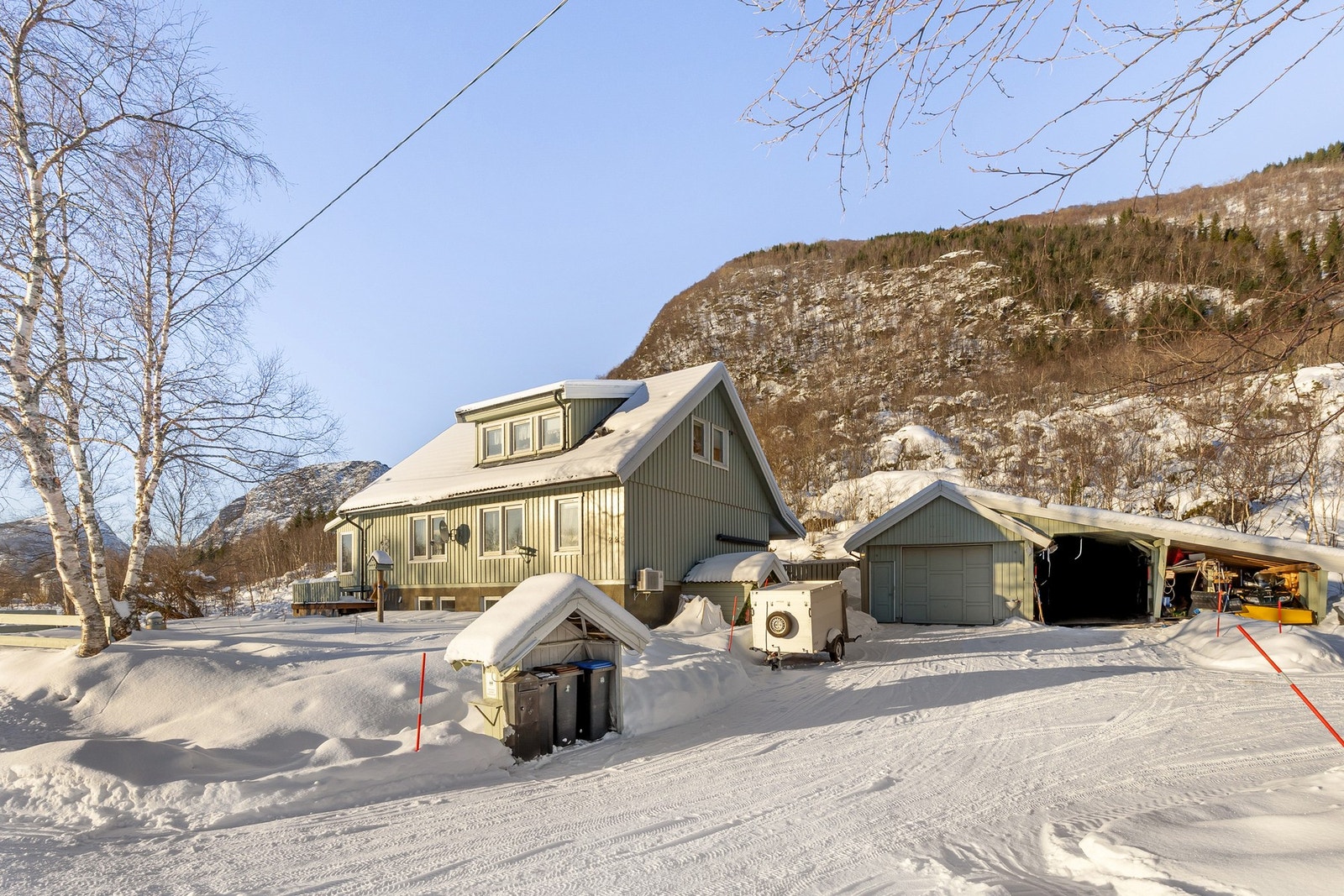 Enebolig beliggende i landlige og naturskjønne omgivelser, med flott utsikt mot fjellene rundt. Galleribilde