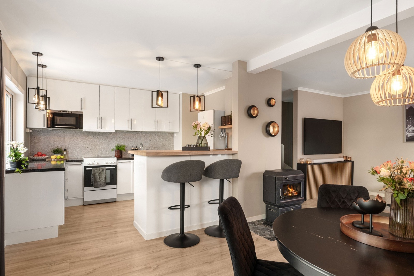 Stue og kjøkken ligger i delvis åpen løsning, som skaper en sosial og luftig atmosfære. Galleribilde