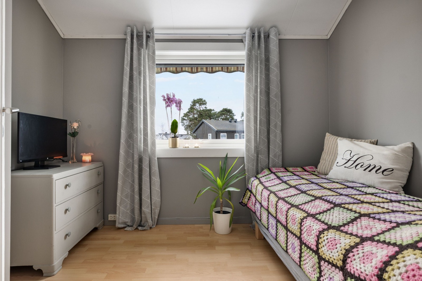 Alle de tre soverommene er malt opp i tidsriktige farger. Galleribilde