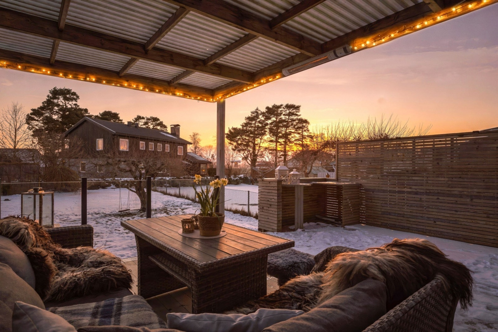 Boligen har flere fine og lune uteplasser, perfekt for hyggelige sammenkomster eller avslapning. Galleribilde