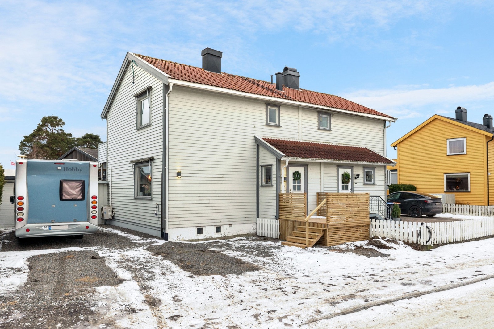 Det er god plass til parkering i gårdsplassen, eller i garasjen. Galleribilde