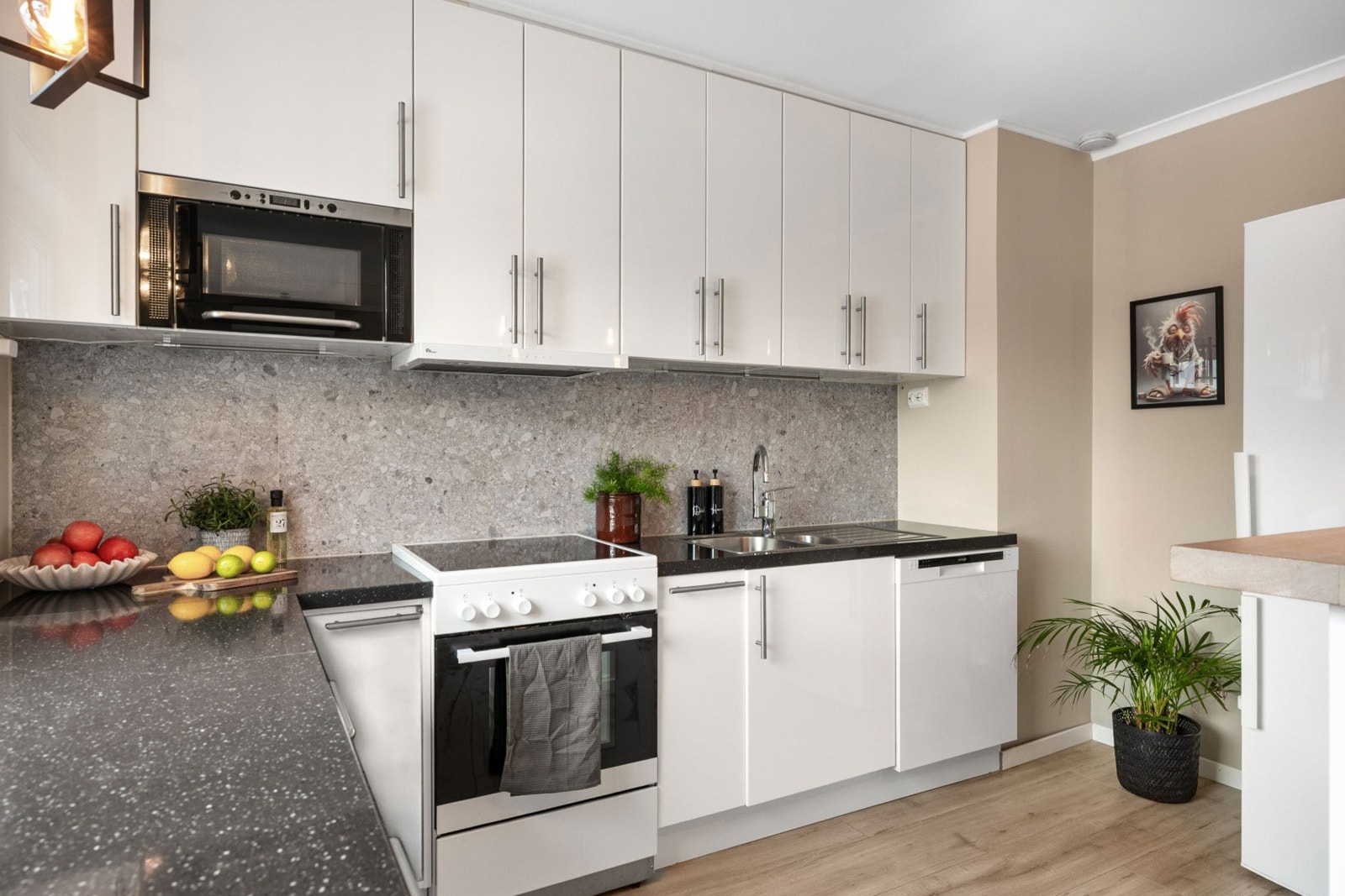 Kjøkkenet er lyst og pent med god skap - og benkeplass. Galleribilde