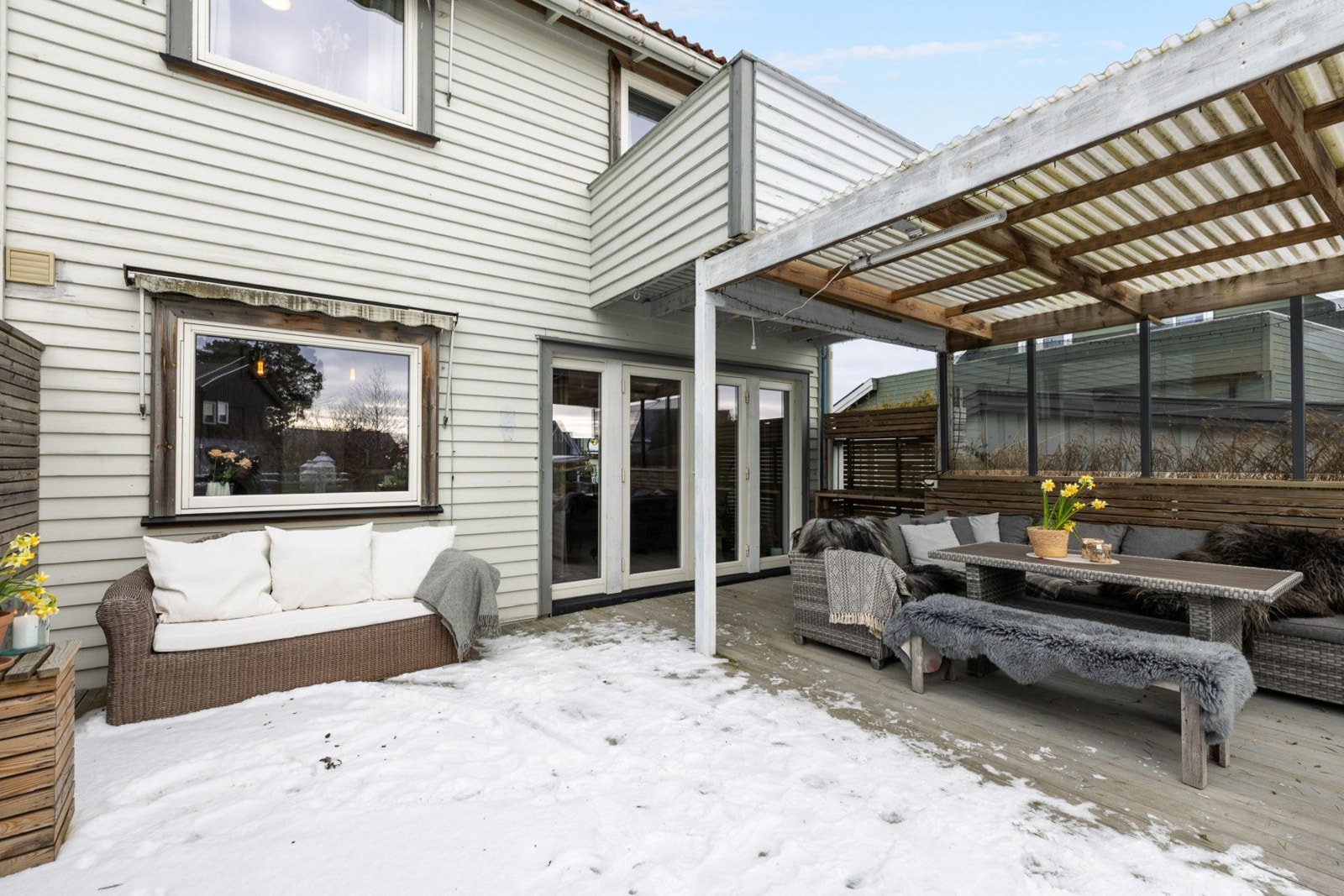 Verandaen byr på rikelig med plass til hagemøbler blomster og grill. Galleribilde