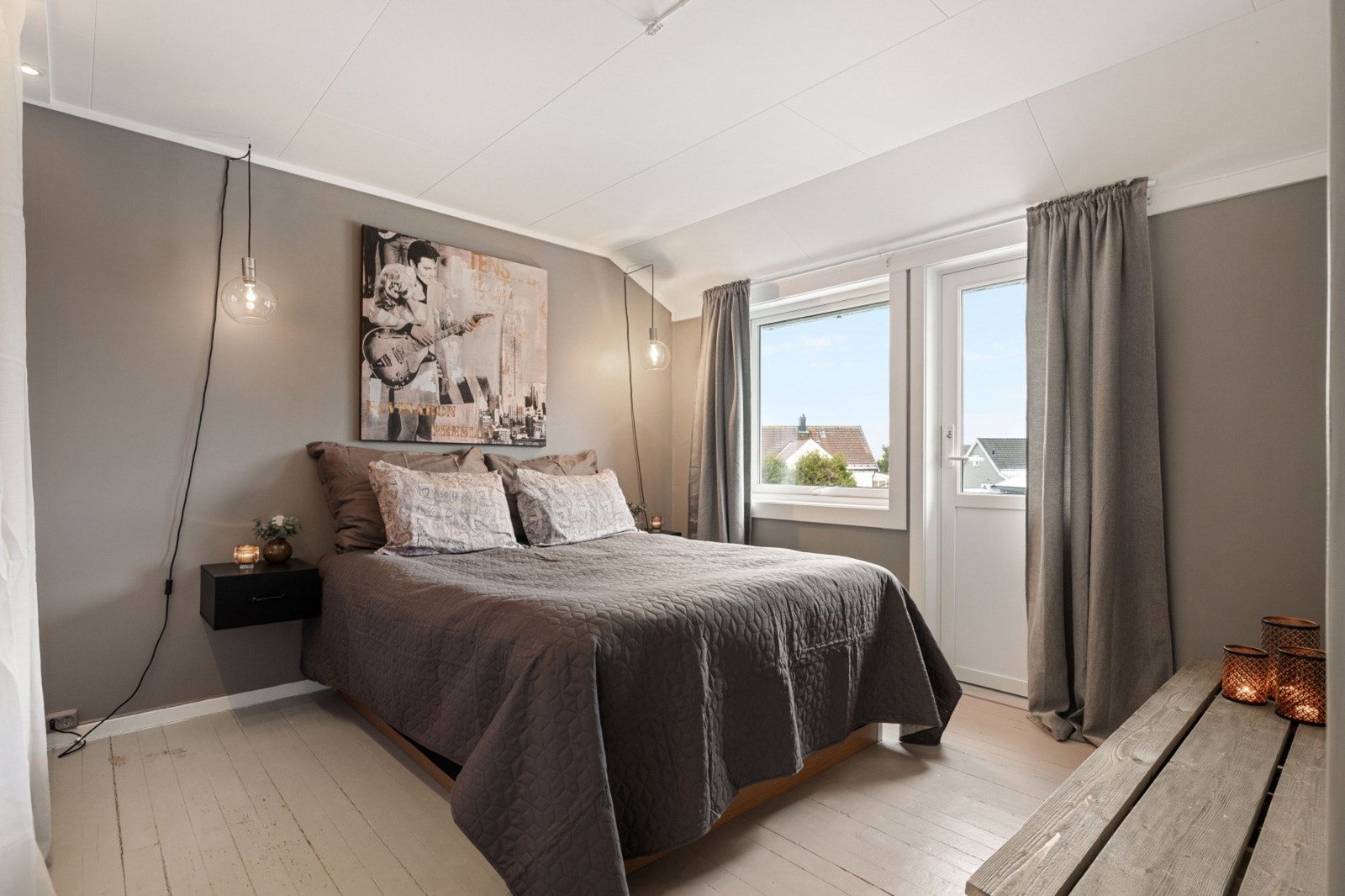 I boligens andre etasje er det tre soverom og flislagt bad. Galleribilde