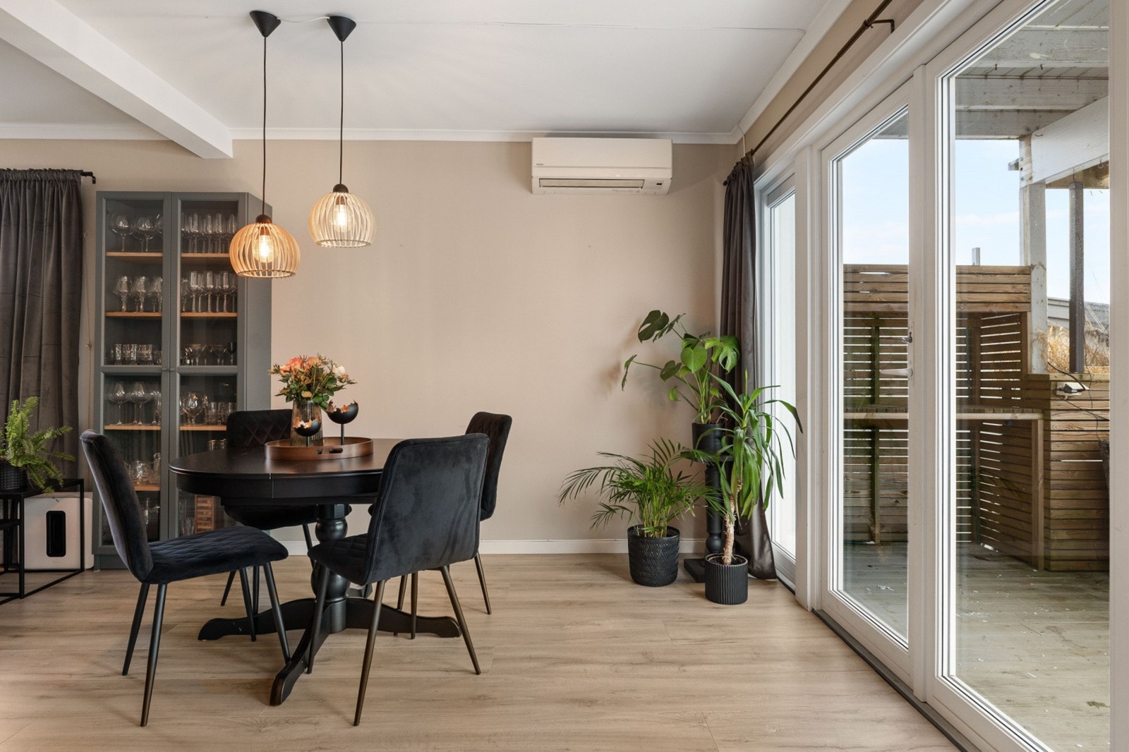 Det er utgang til veranda fra stuen, som også er delvis overbygd. Dette blir en fin forlengelse av stuen på sommerstid! Galleribilde