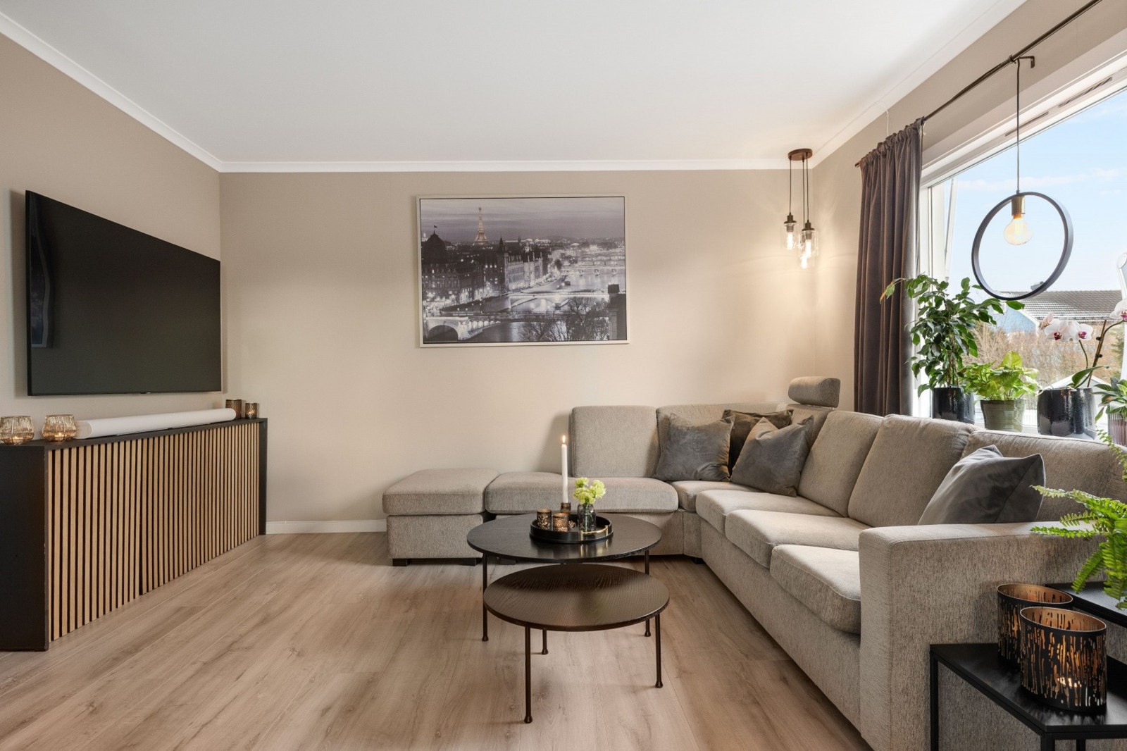 Store vindusflater sikrer denne etasjen godt med naturlig dagslys! Galleribilde