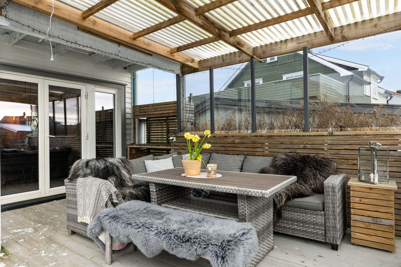 Verandaen er delvis overbygget, så her kan du også sitte i ruskevær. Galleribilde