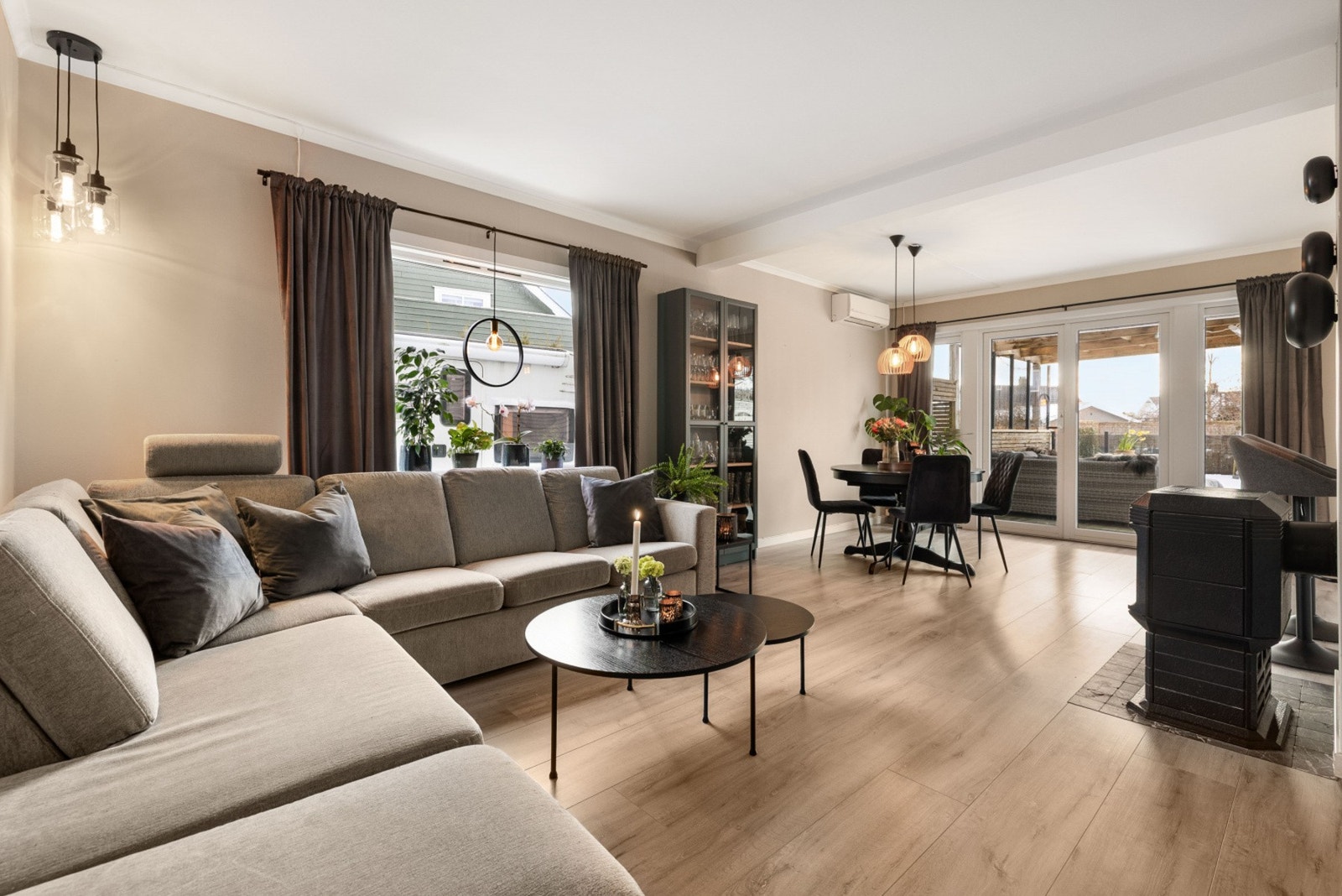 Det er god plass til en større sofagruppe og spisebord i oppholdsrommet. Galleribilde