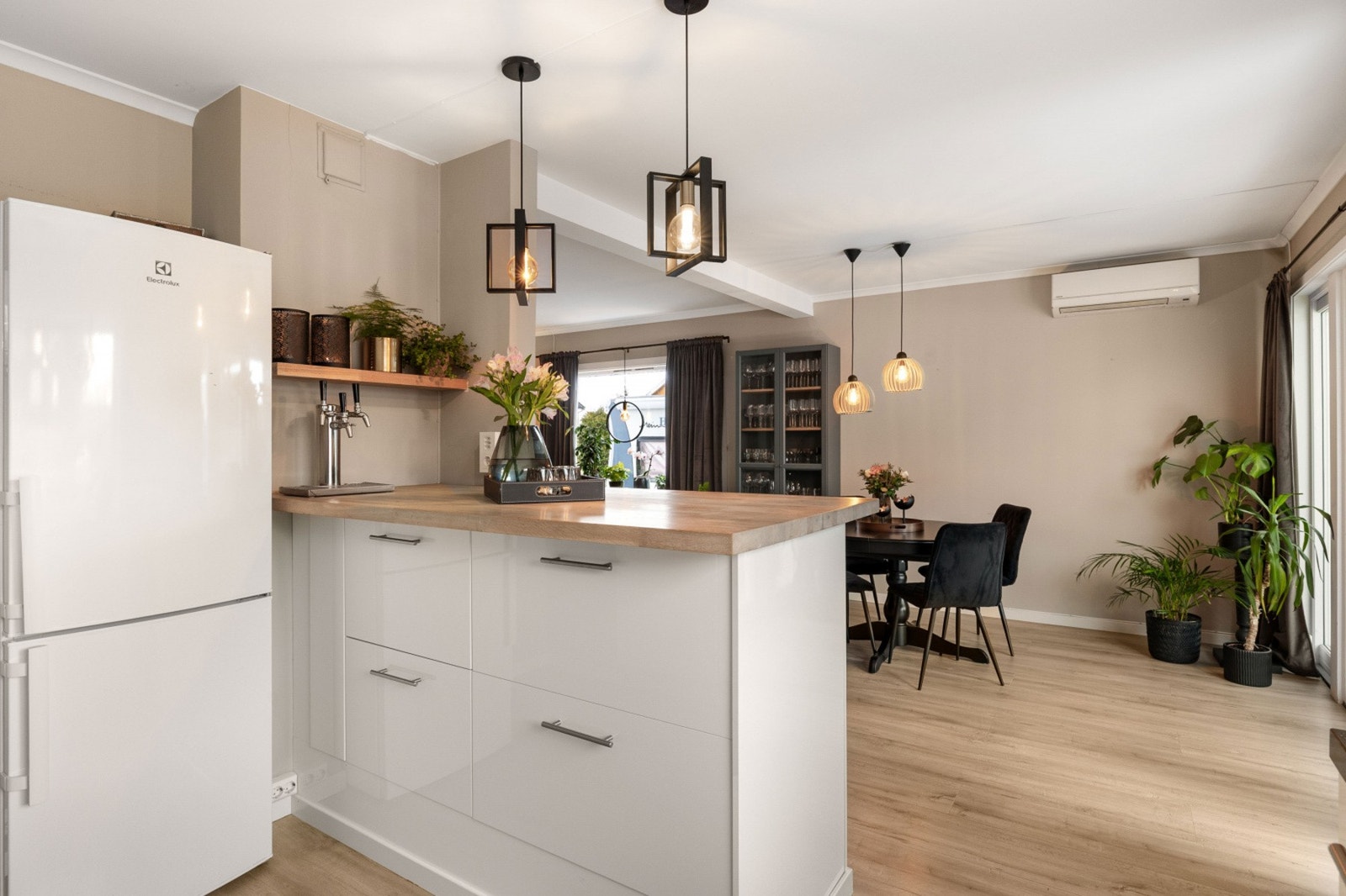 Det er åpen stue - og kjøkkenløsning, men kjøkkenet ligger noe tilbaketrukket fra stuen. Galleribilde