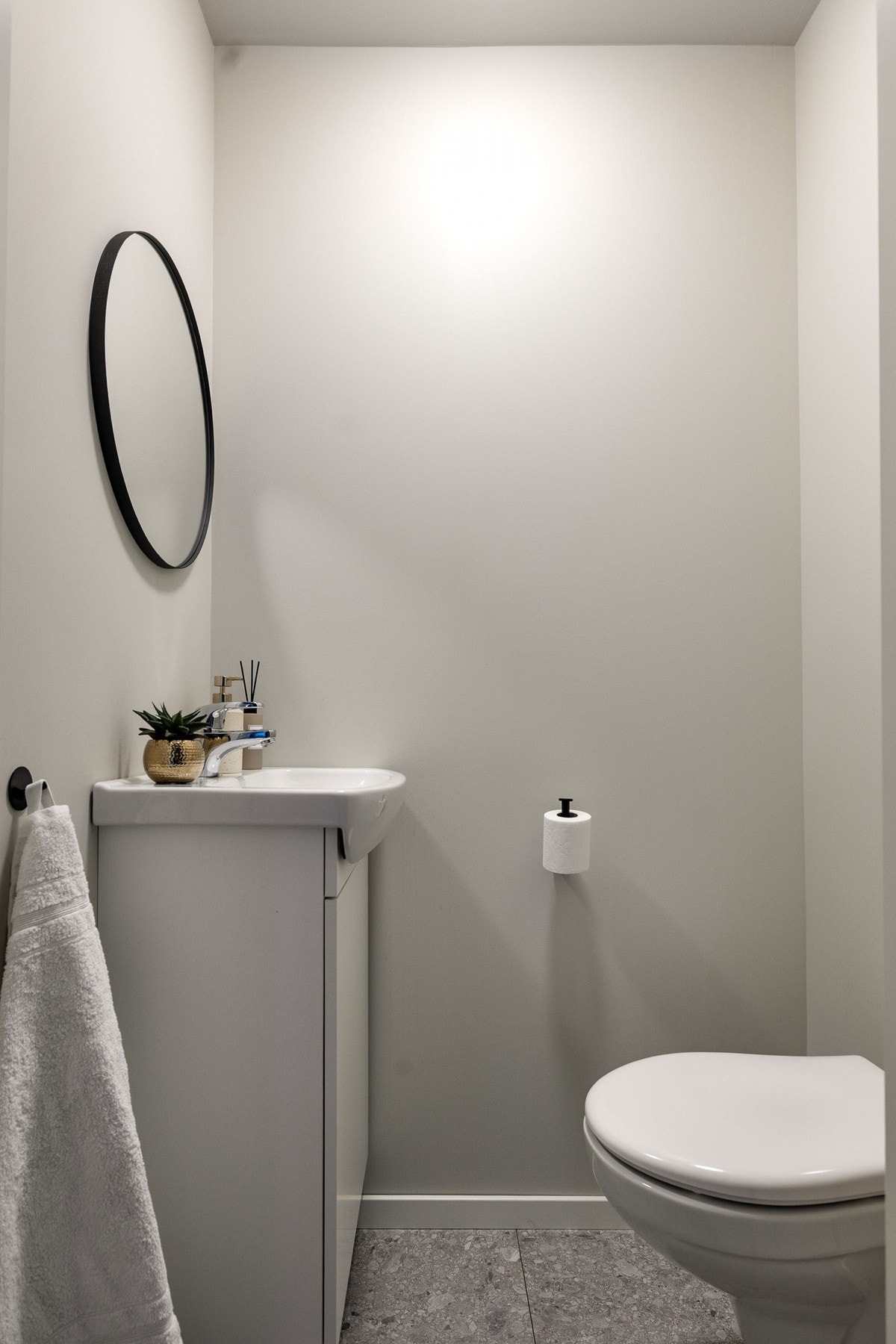 I 2. etg. er det et separert toalett som også er pusset opp i tidløse farger. Galleribilde