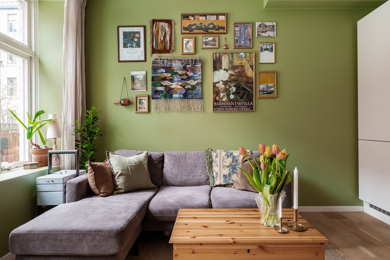 Det er god plass til en romslig sofagruppe med plass til en venn eller to. Galleribilde