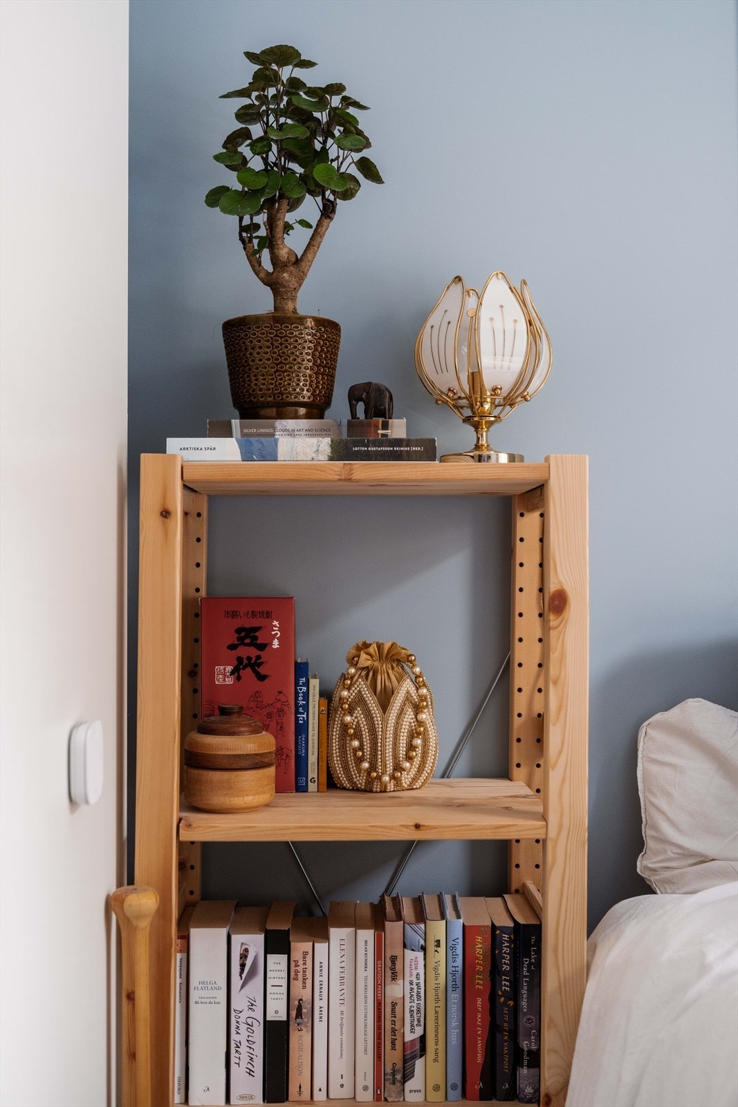 Veggene er malt i blå tone som sammen med parketten gir et rolig preg. Galleribilde