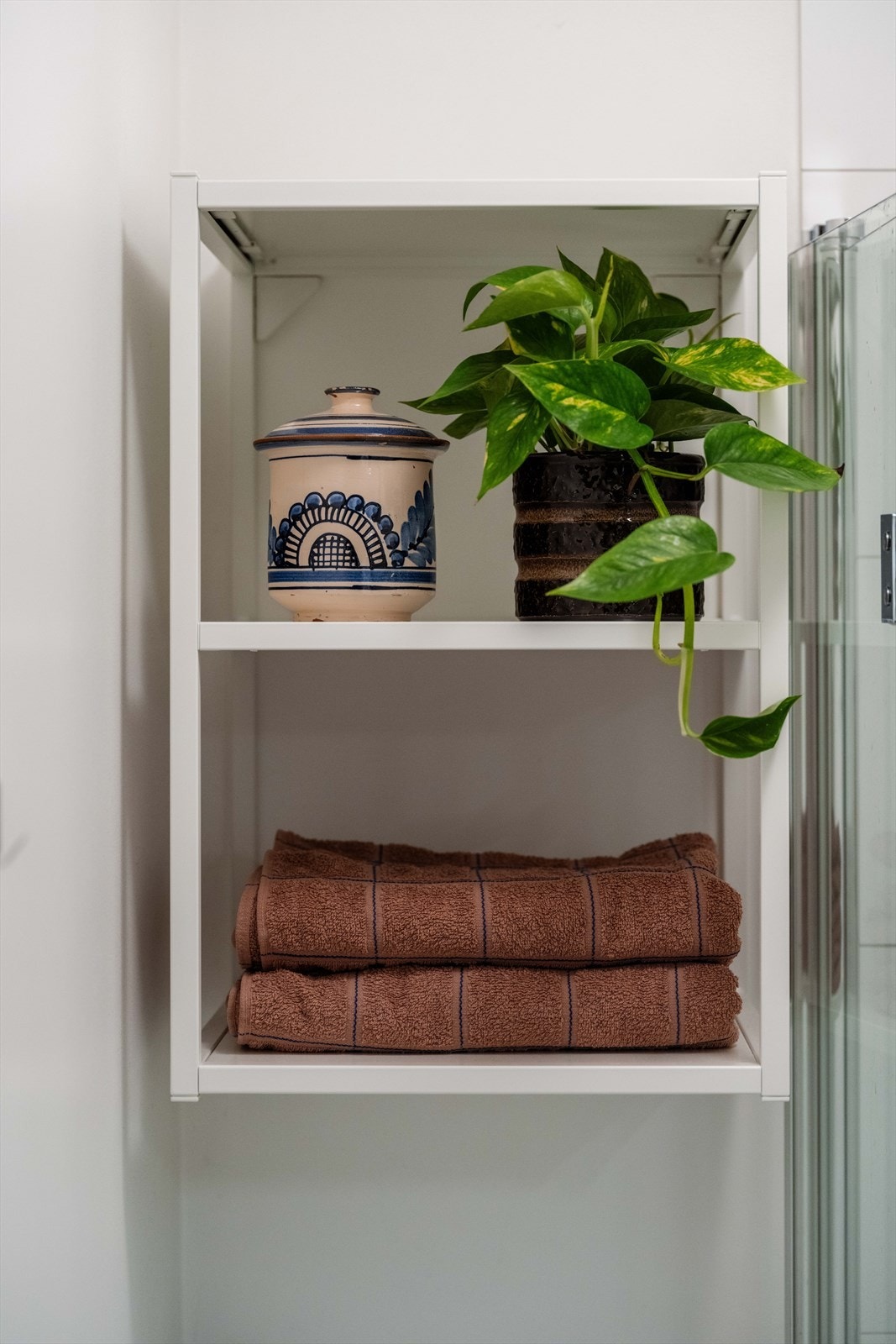 Oppbevaring i praktisk hylle på veggen. Galleribilde