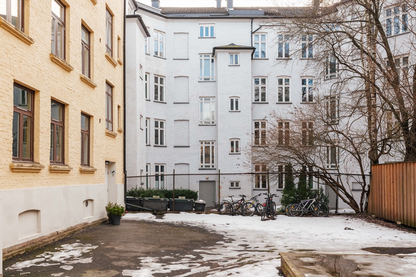 Luftig bakgård med god plass mellom blokkene. Galleribilde