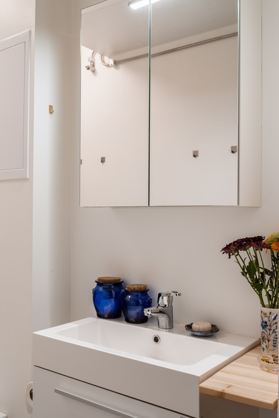 Lys, moderne baderomsinnredning med oppbevaringsplass. Galleribilde