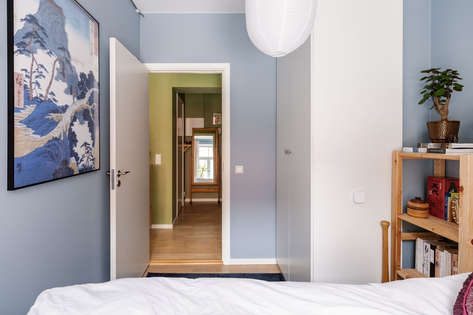 Det store garderobeskapet gir god plass til både klær og sko. Galleribilde