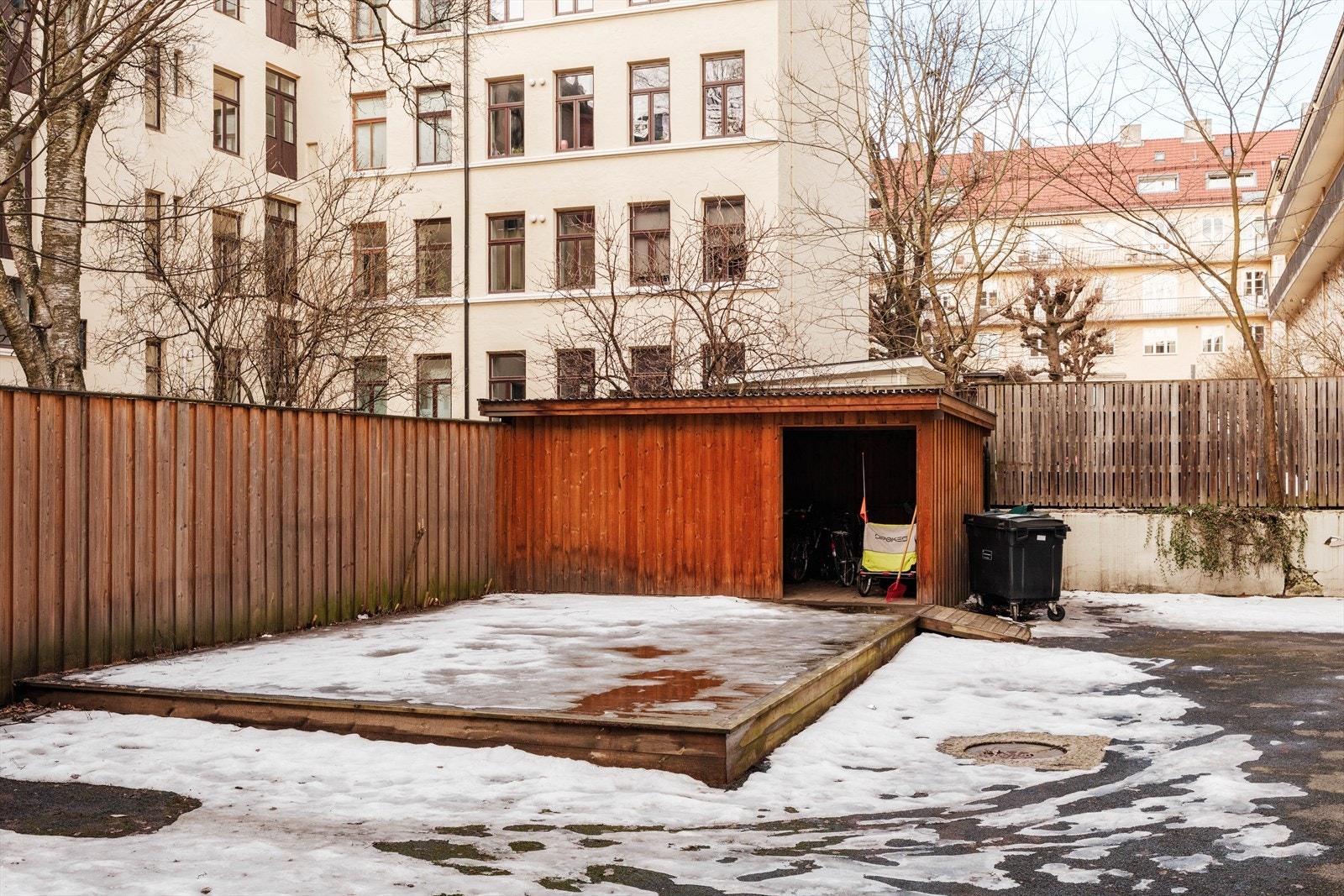 På sommerstid kan bakgården nytes i godt selskap med gode venner. Galleribilde