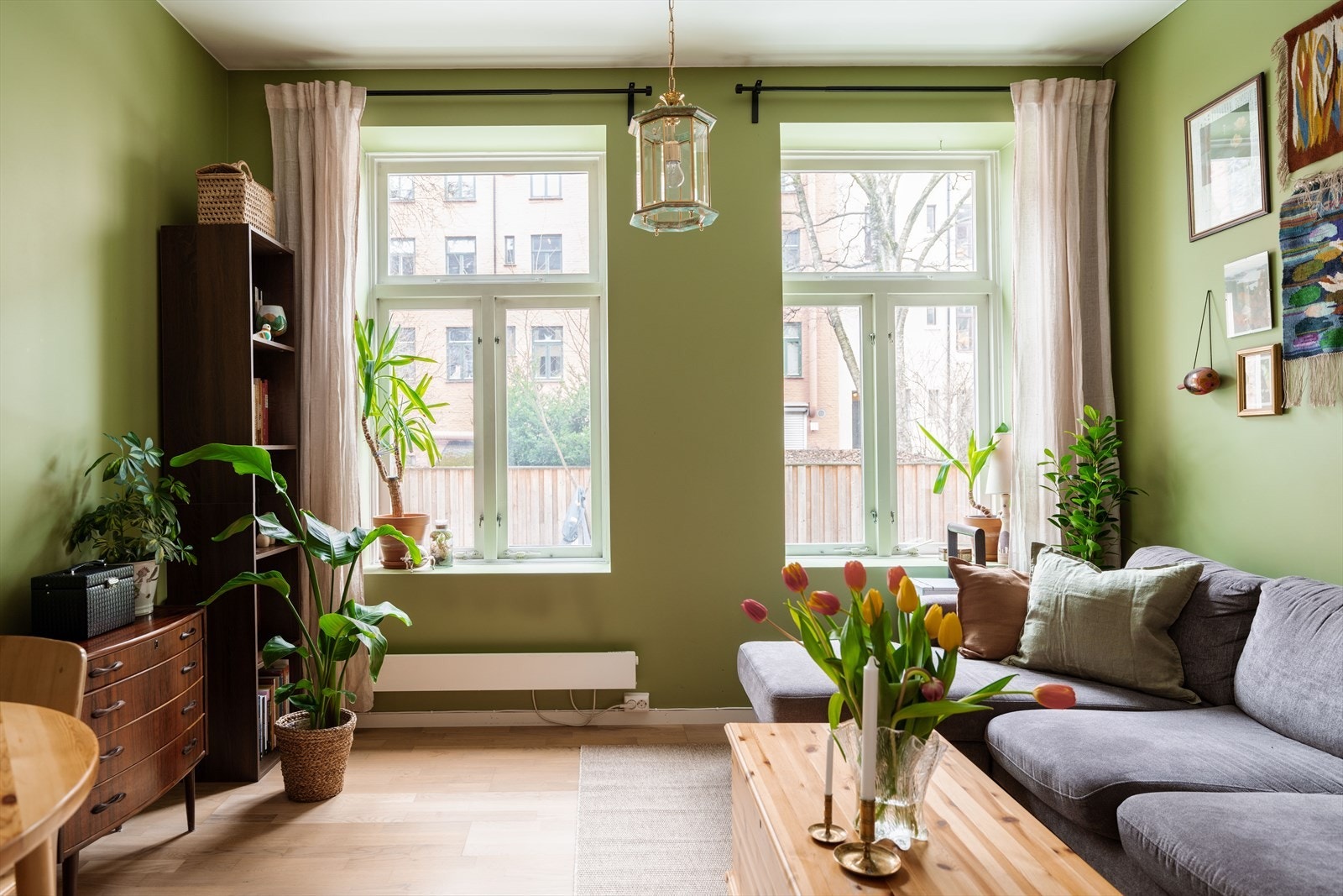 Rikke Egeland v. Emera Eiendomsmegling ønsker velkommen til Omsens gate 2b! Galleribilde