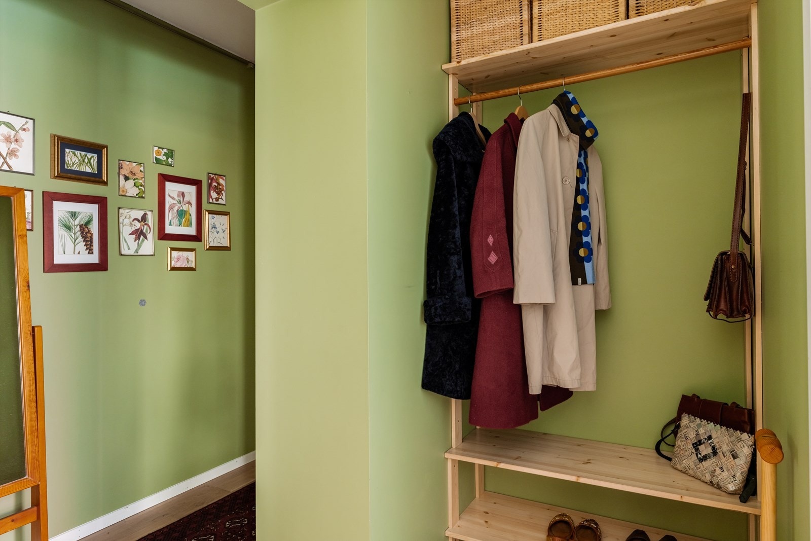 Gangen har plass til oppheng av yttertøy i praktisk garderobeløsning med hyller og klesstang, samt oppbevaring over. Galleribilde