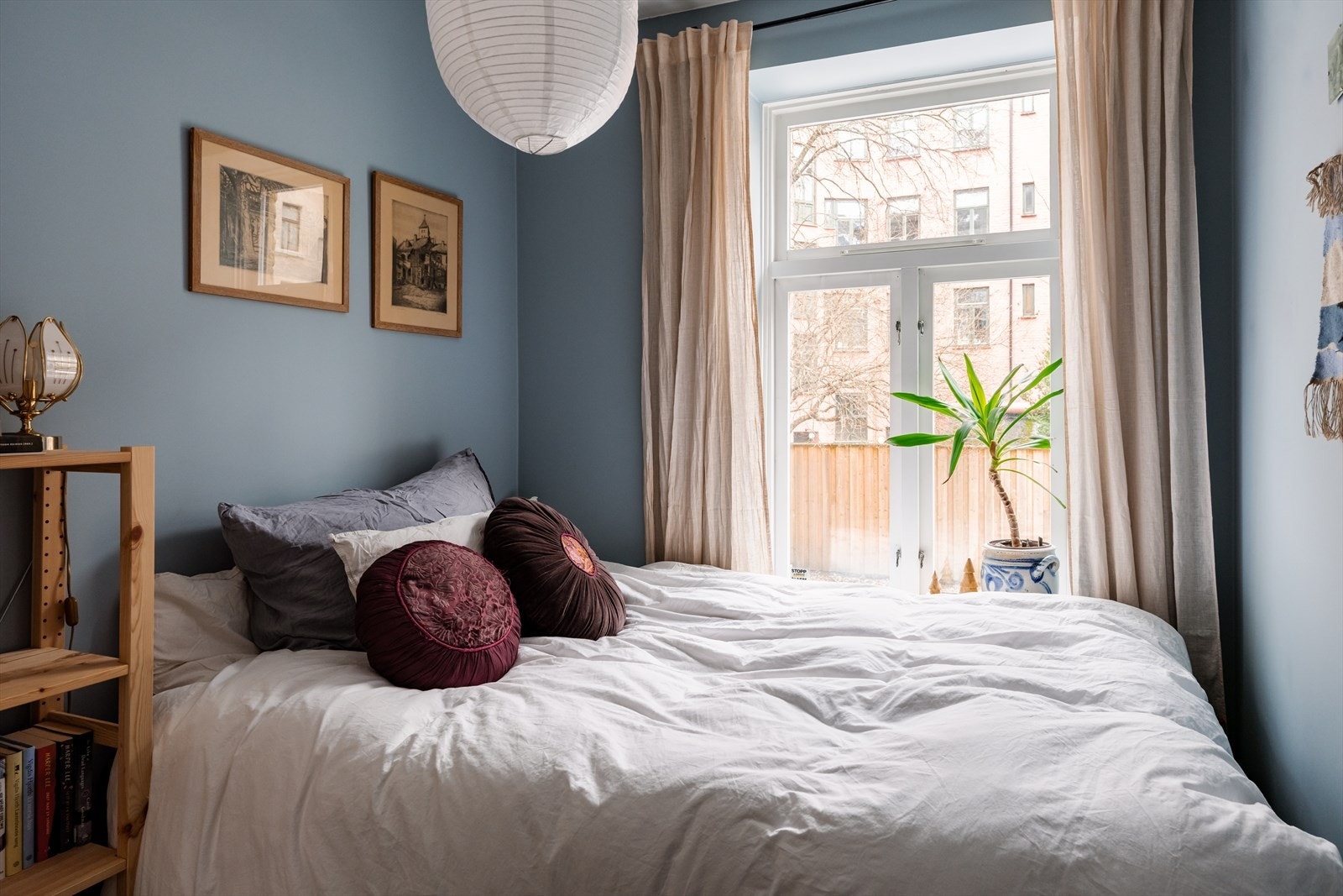 Innbydende soverom med god plass til dobbeltseng og tilhørende møbler. Galleribilde