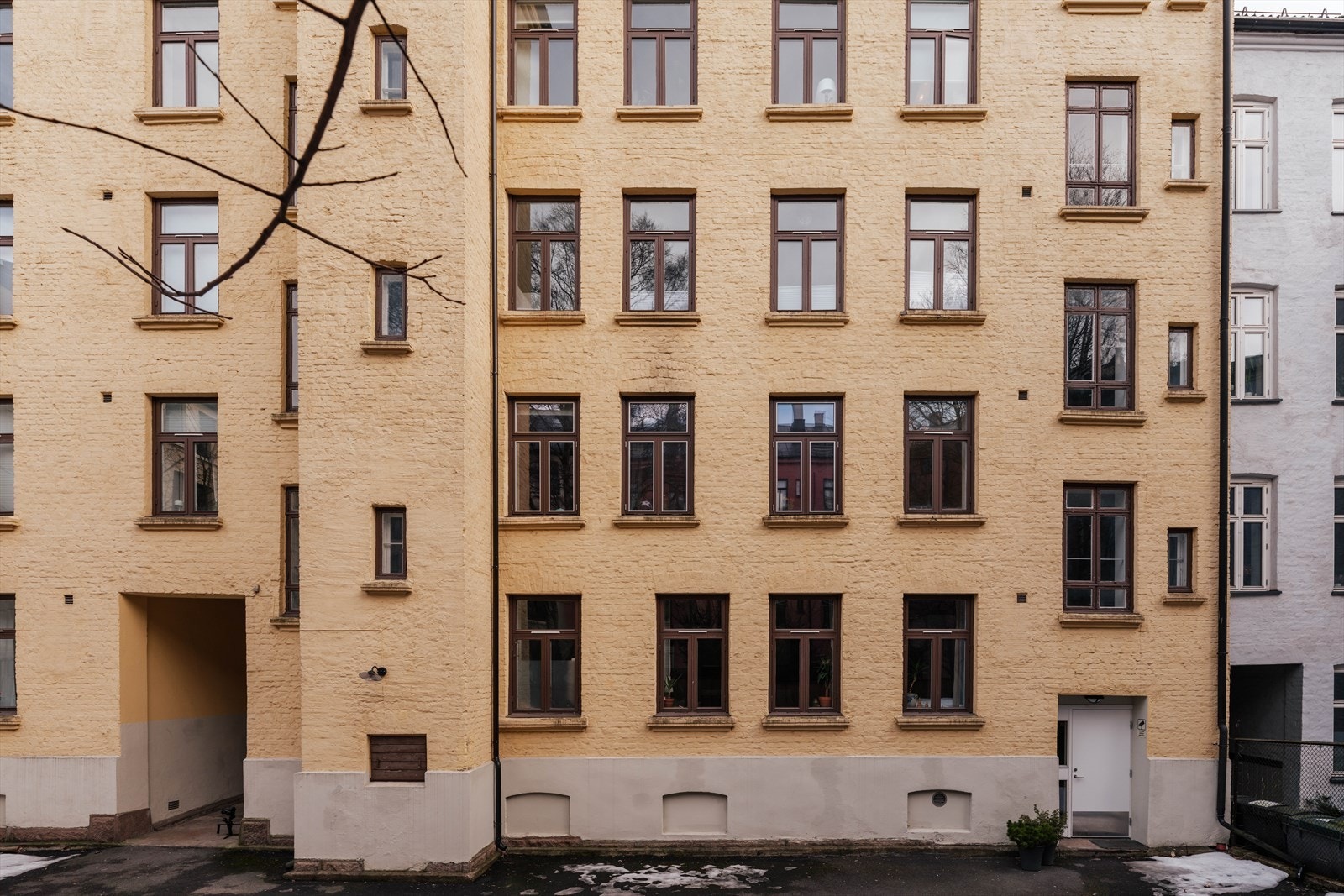 Leiligheten ligger i byggets høye 1. etasje. Galleribilde