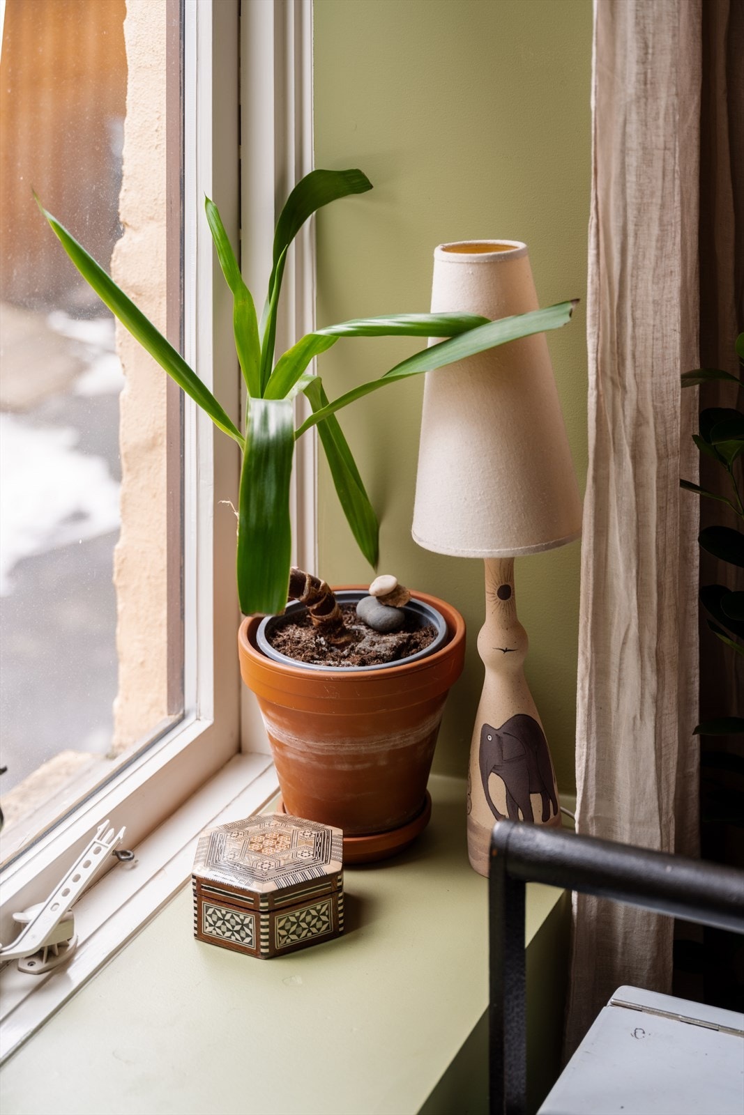 Dype vinduskarmer gir en gyllen mulighet til å innrede med lysestaker, planter og vakre bøker. Vekstene trives dessuten svært godt i vinduskarmen her. Galleribilde