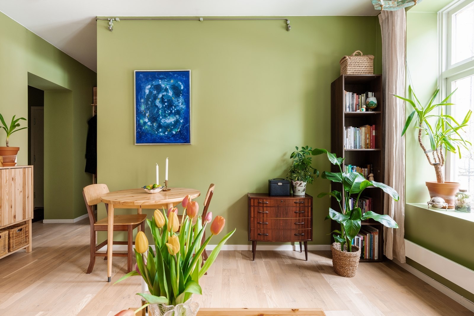 Et innbydende oppholdsrom med plass til både sofagruppe og spiseplass. Galleribilde