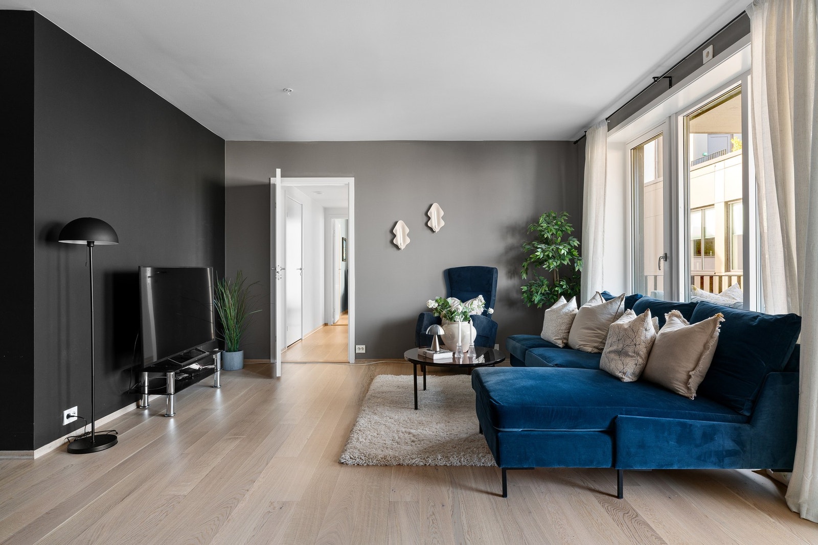 Lys pen stue med store vindusflater Galleribilde