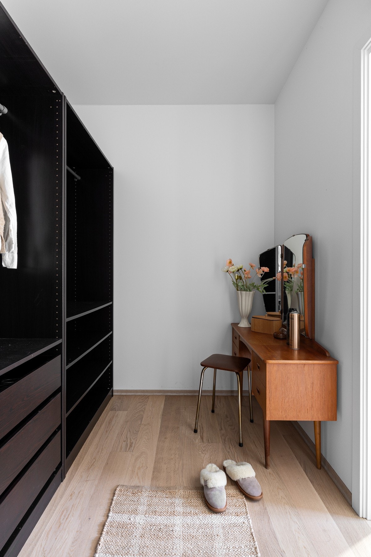 Walk-in garderobe med tilknytning til hovedsoverommet. Galleribilde