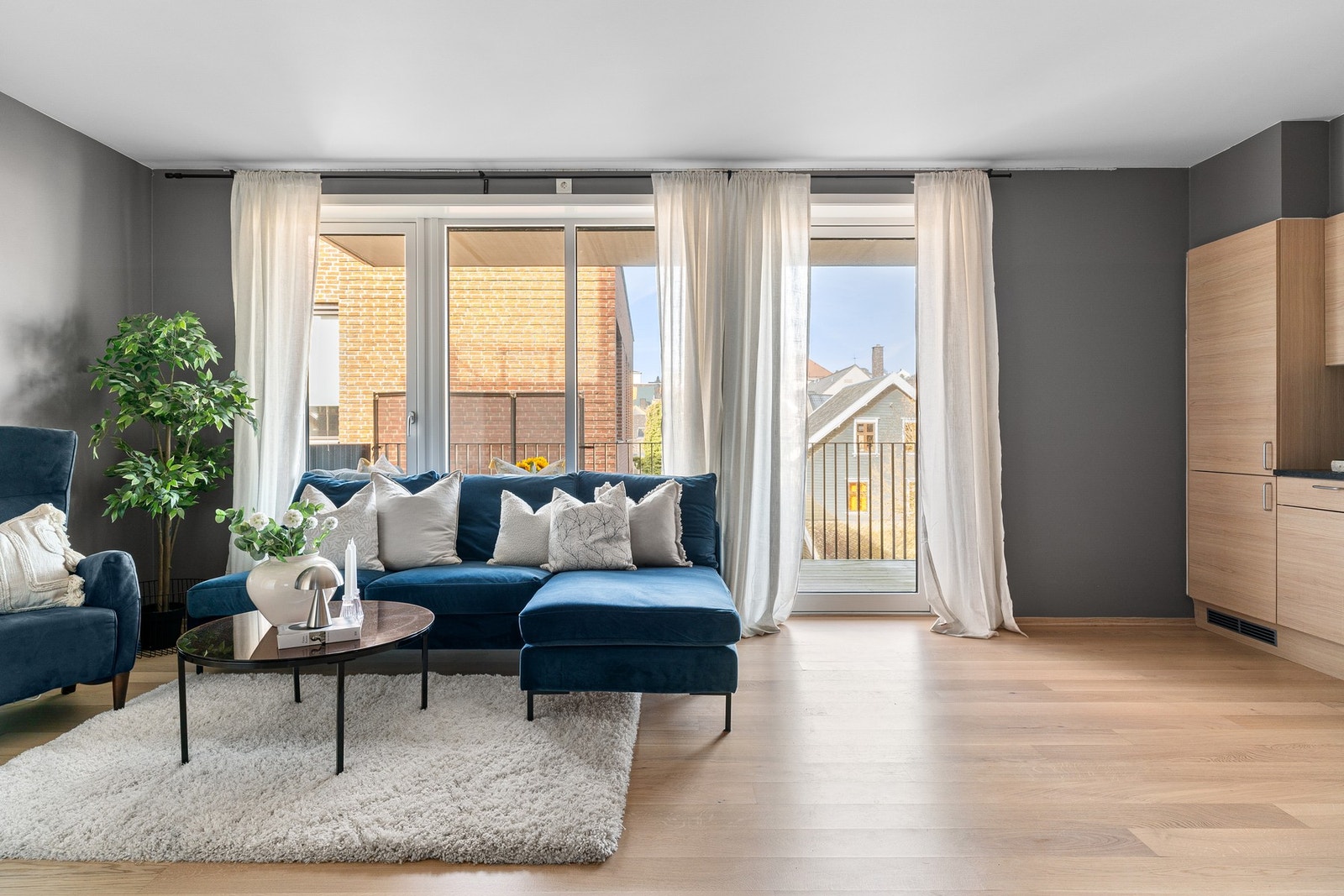 Fra stuen er det utgang til balkong på 10 kvm. Galleribilde