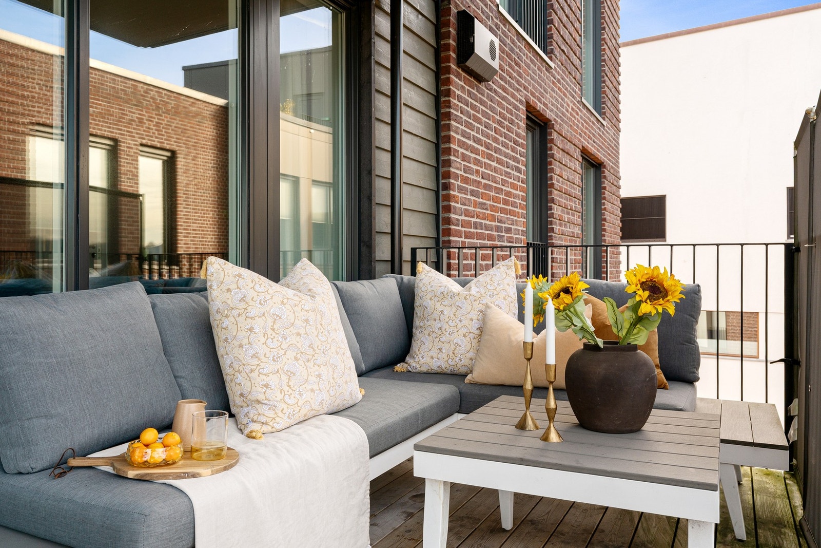 Fin solrik balkong som vender mot Langgata Galleribilde