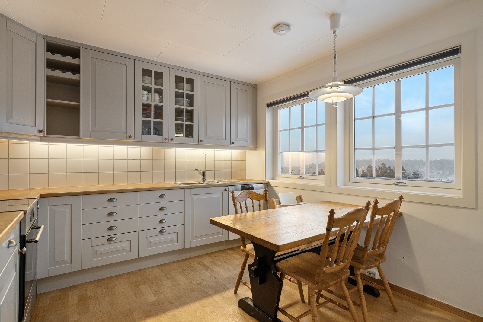 her finner du et flott kjøkken med heltre benkeplate, gode arbeidsflater og store vinduer som slipper inn mye lys og gir en utsikt som er praktfull Galleribilde