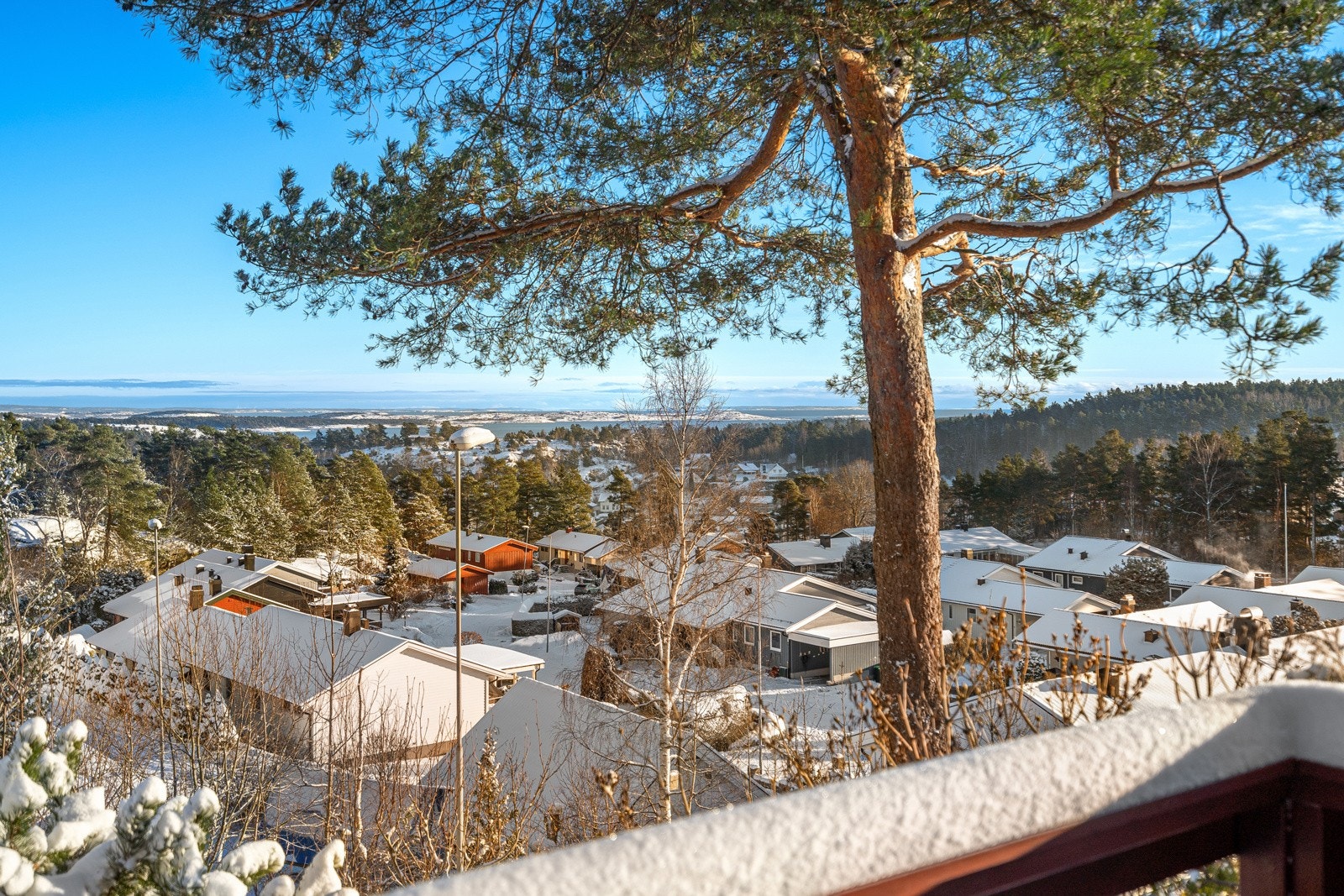 Fra eiendommen er det kort vei til både barnehage og Oserød barneskole, som enkelt nås til fots via et hyggelig skogholt. I nærområdet finner du også Hårkollen idrettshall, flotte turstier, lysløype i Nesskogen og flere idrettsanlegg. Galleribilde