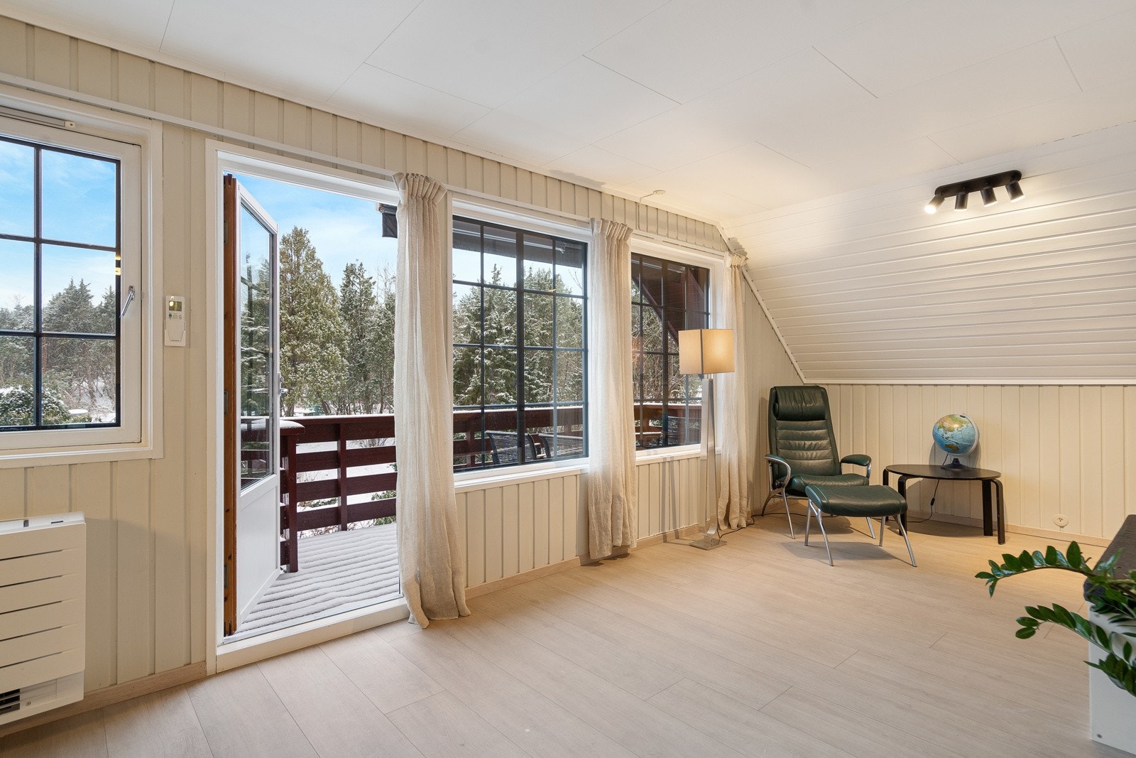 Fra stuen er utgang til nydelig balkong, med utsikt over den frodige og sjarmerende hagen Galleribilde