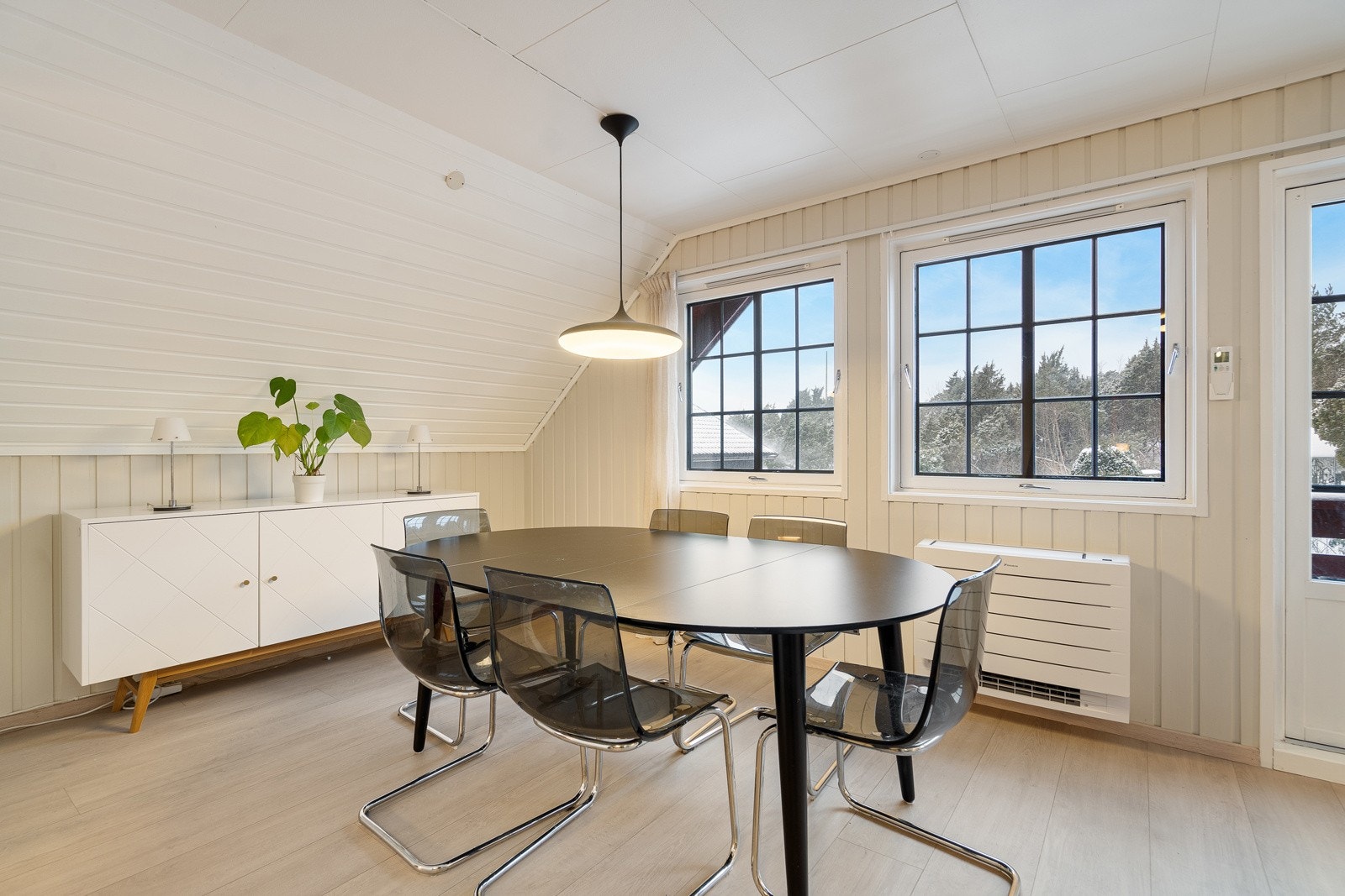 Etasjen har god plass til både, stue, spisestue og kjøkken Galleribilde