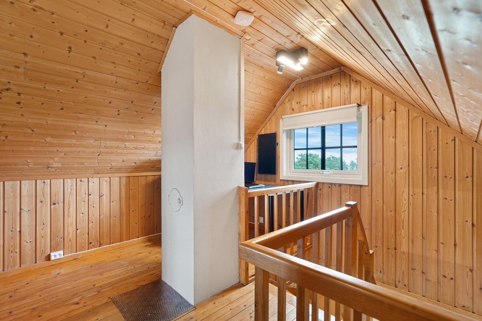 Loftet er i dag benyttet som kontor og gjesterom - loftet er ikke godkjent for varig opphold. Galleribilde