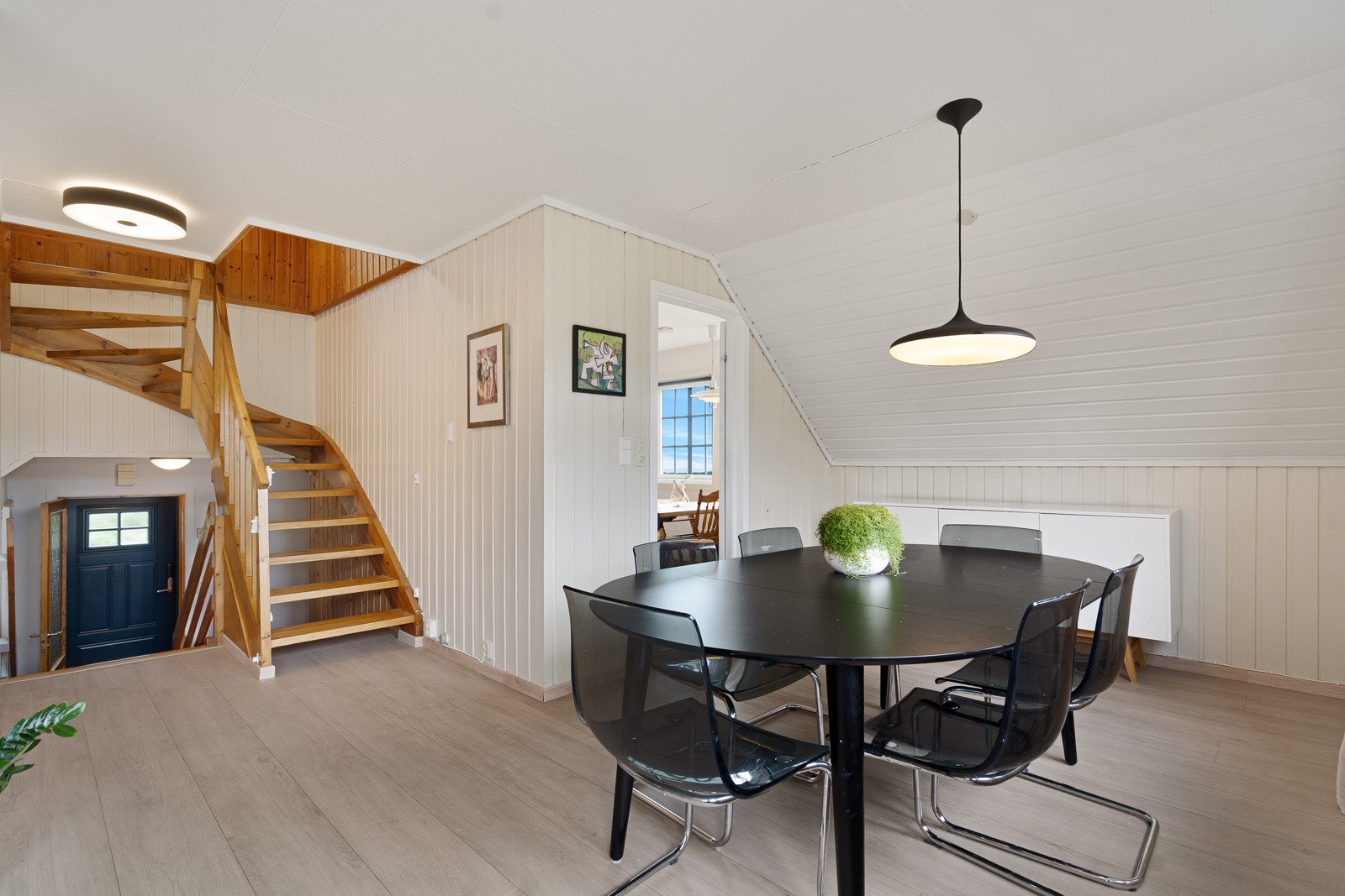 Fra spisestuen går vi inn på et sjarmerende kjøkken Galleribilde