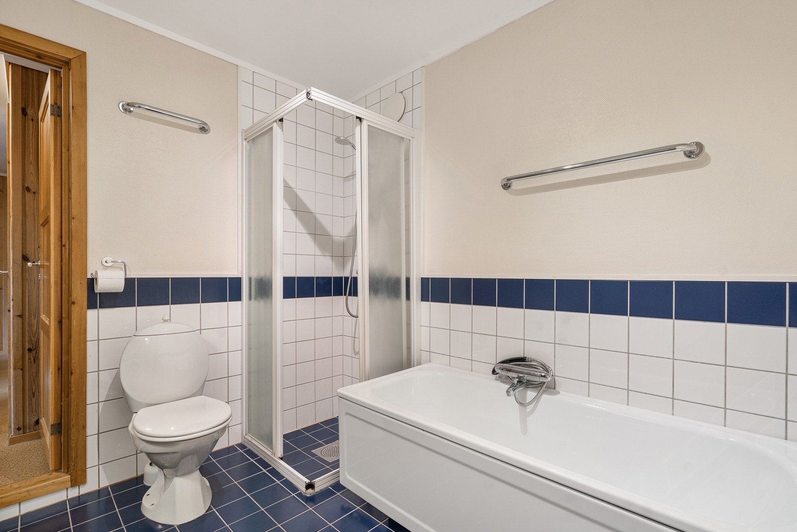 I underetasjen finner vi også et romslig bad Galleribilde