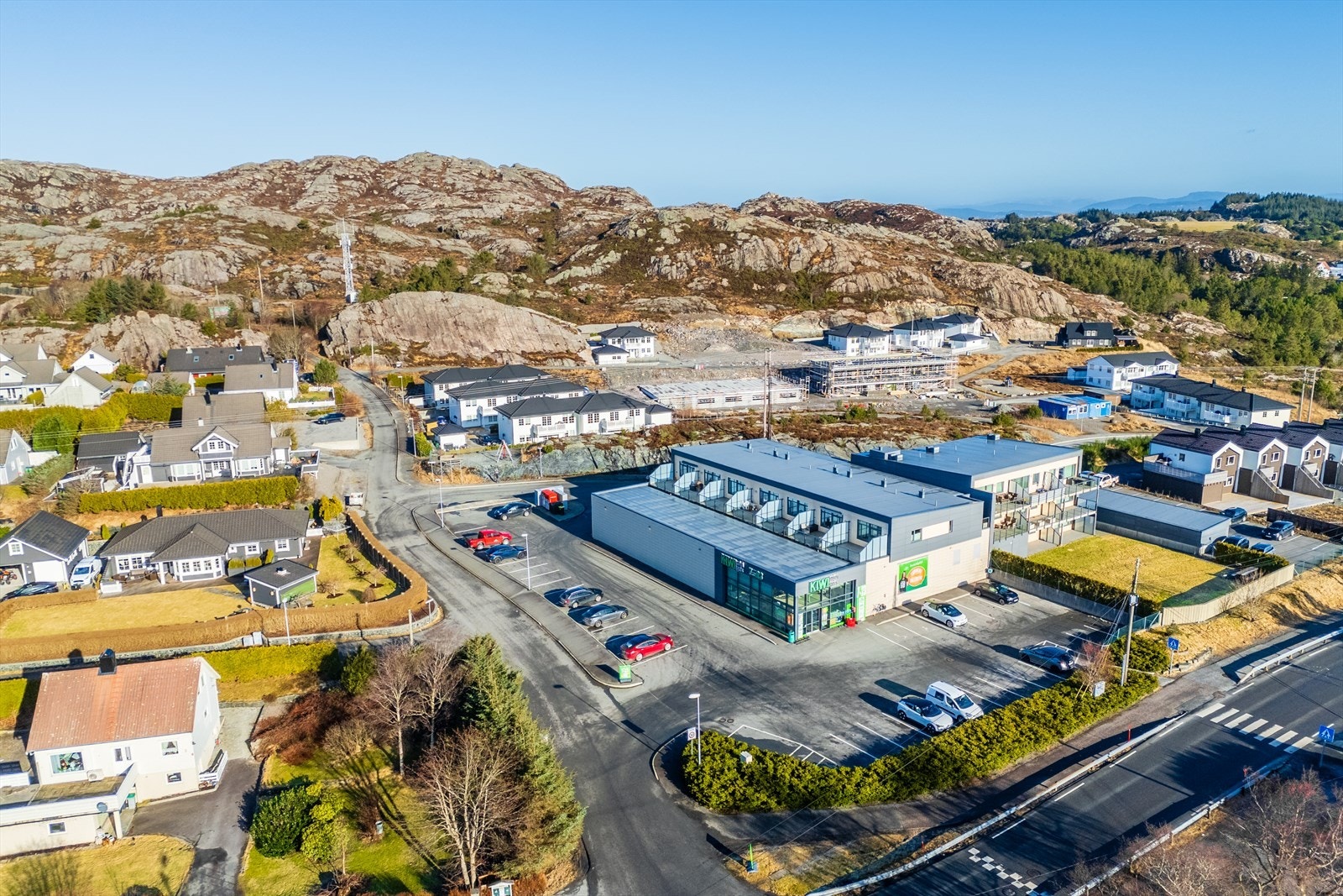 - Fra eiendommen er det noen få minutters gange til Kiwi Møvik - Galleribilde