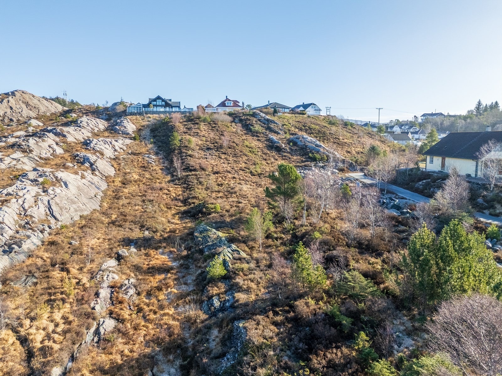 - Tomten ligger lunt til, godt skjermet for vind med stigende terreng mot nord og øst - Galleribilde