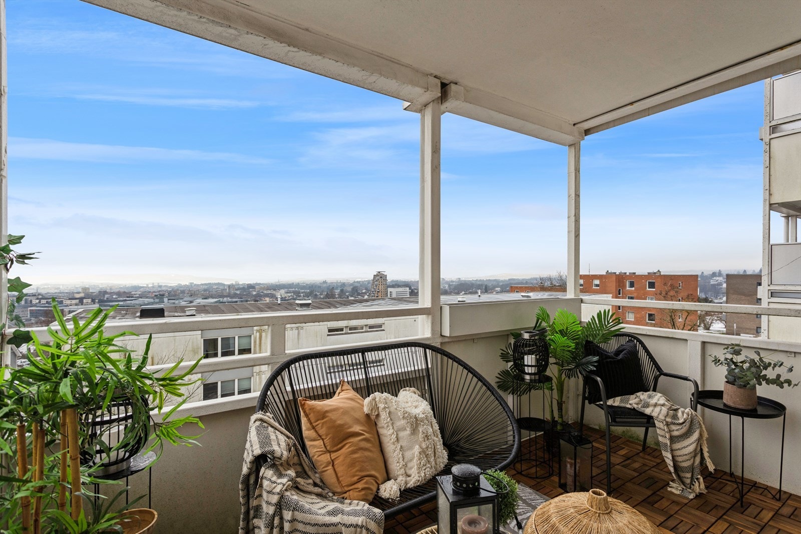 Utgang til balkong på 8m² med fantastisk utsikt og god plass til grill samt utemøblement Galleribilde