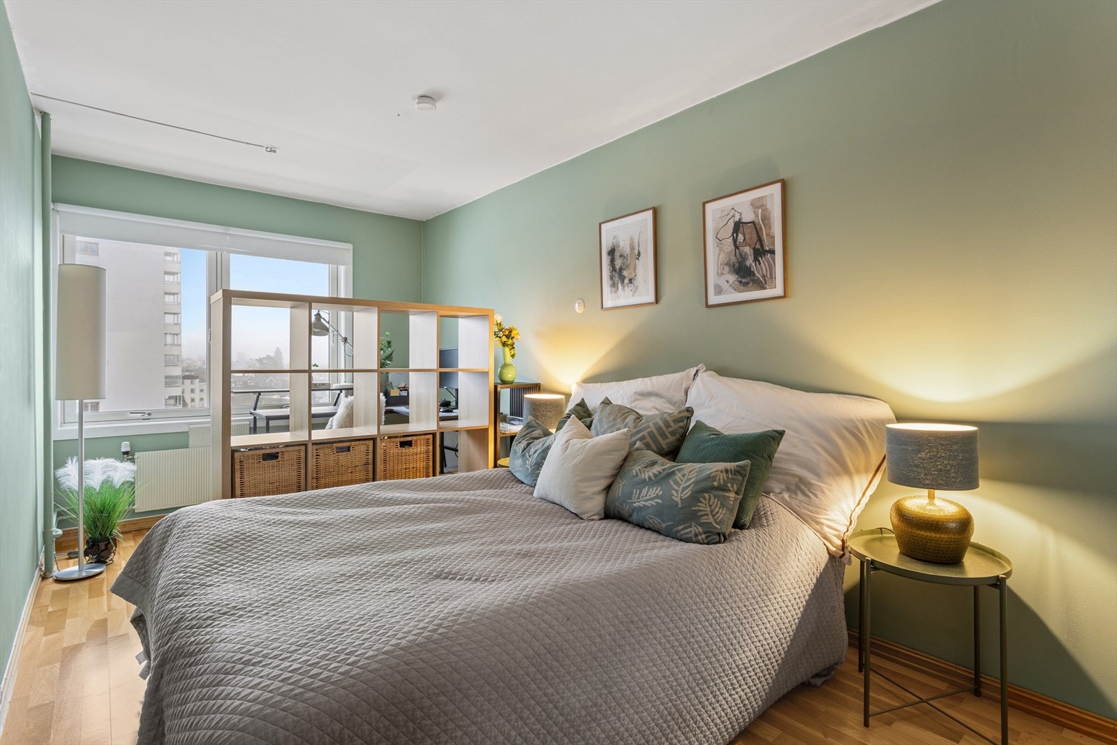 Svalt hovedsoverom med svært god plass til både stor dobbeltseng, nattbord på begge sider, kontorhjørne og oppbevaring etter eget ønske Galleribilde