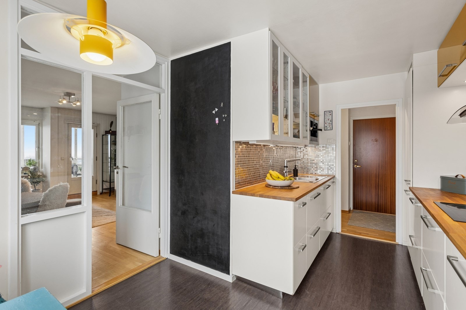 Romslig kjøkken med opplegg for vaskemaskin Galleribilde