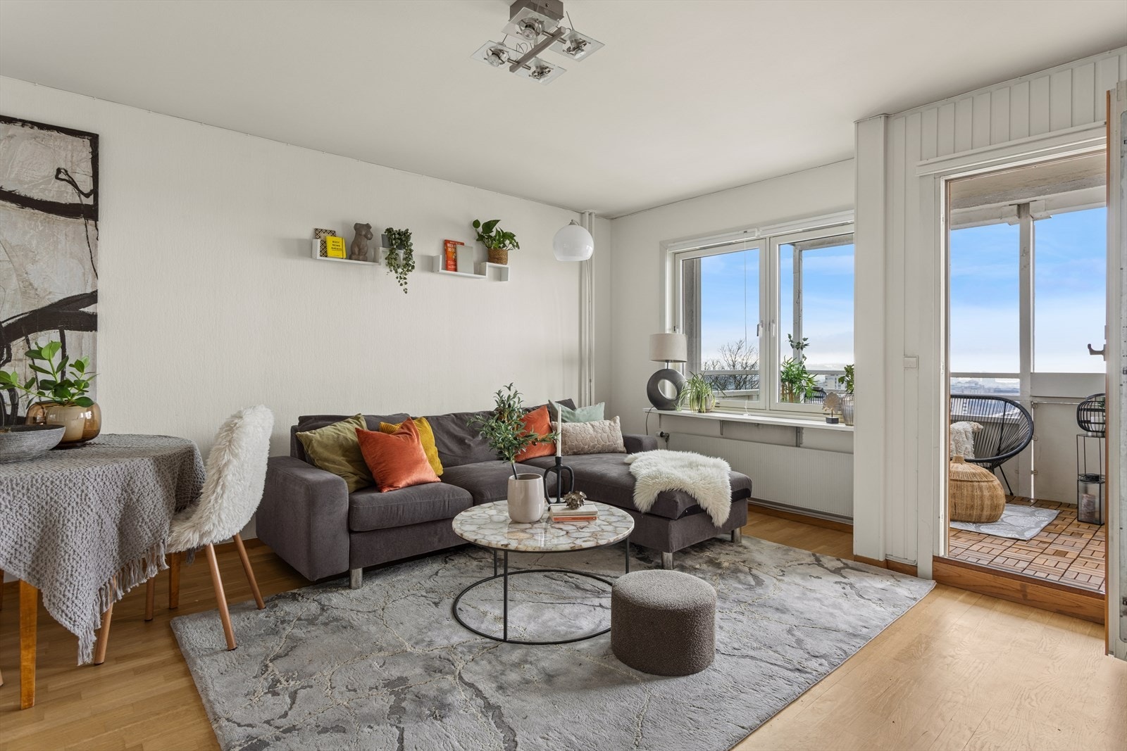 Dette er en fantastisk utsiktsleilighet i front med sydvest-vendt balkong samt utsyn over byen og fjorden Galleribilde