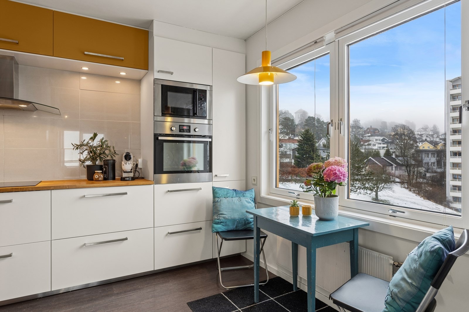 Integrert platetopp, stekeovn, oppvaskmaskin, mikrobølgeovn, kaffemaskin, kjøl- og fryseskap Galleribilde