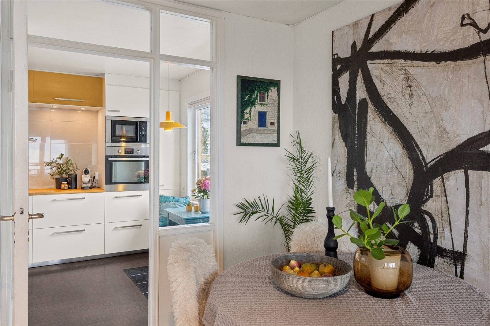 Hyggelig spiseplass i naturlig tilknytning til både kjøkken og stue Galleribilde