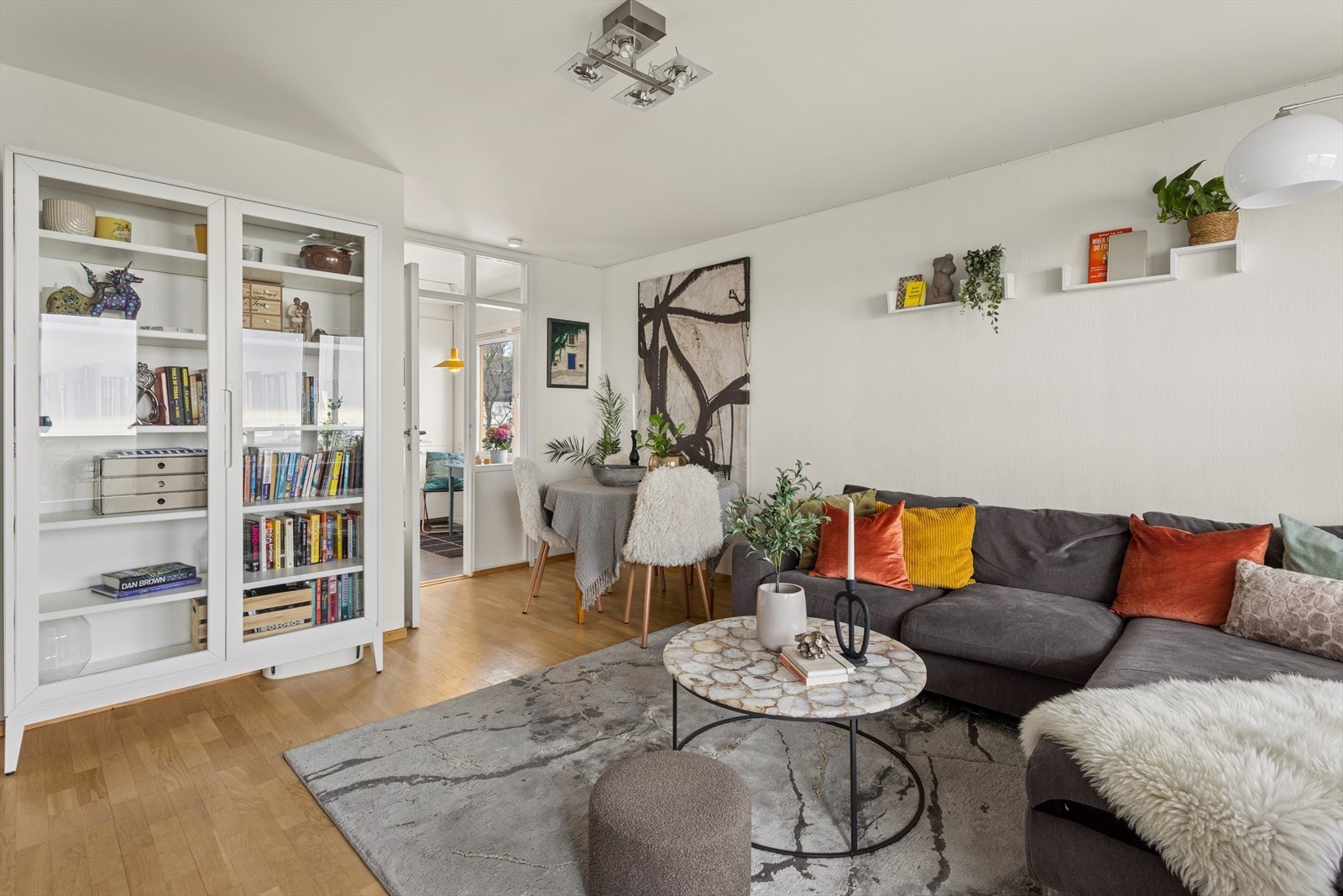 Stuen er luftig og innbydende med lyse farger og god romfølelse Galleribilde