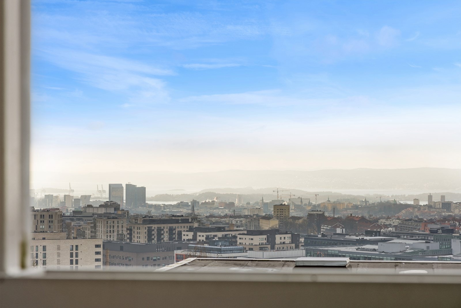 Høyreiste vindusflater og godt lysinnslipp setter et herlig preg i stuen Galleribilde