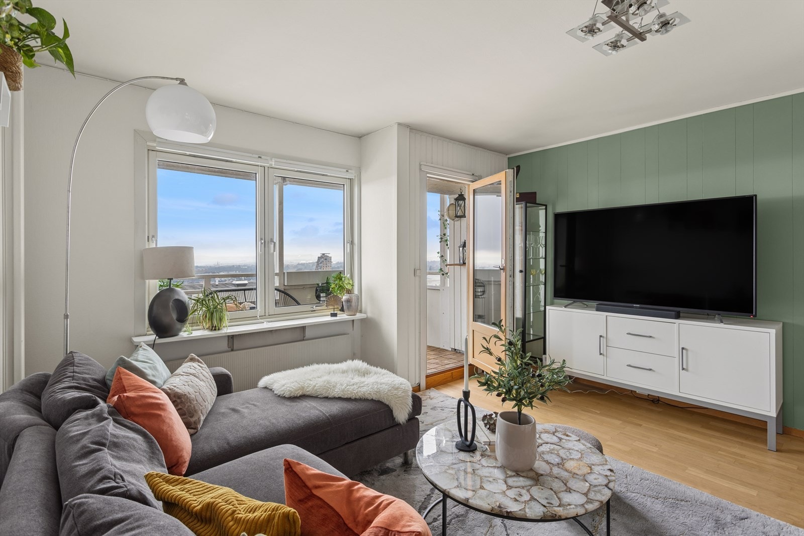 Høyt og fritt beliggende uten innsyn i et veletablert, attraktivt bomiljø mellom by og land Galleribilde